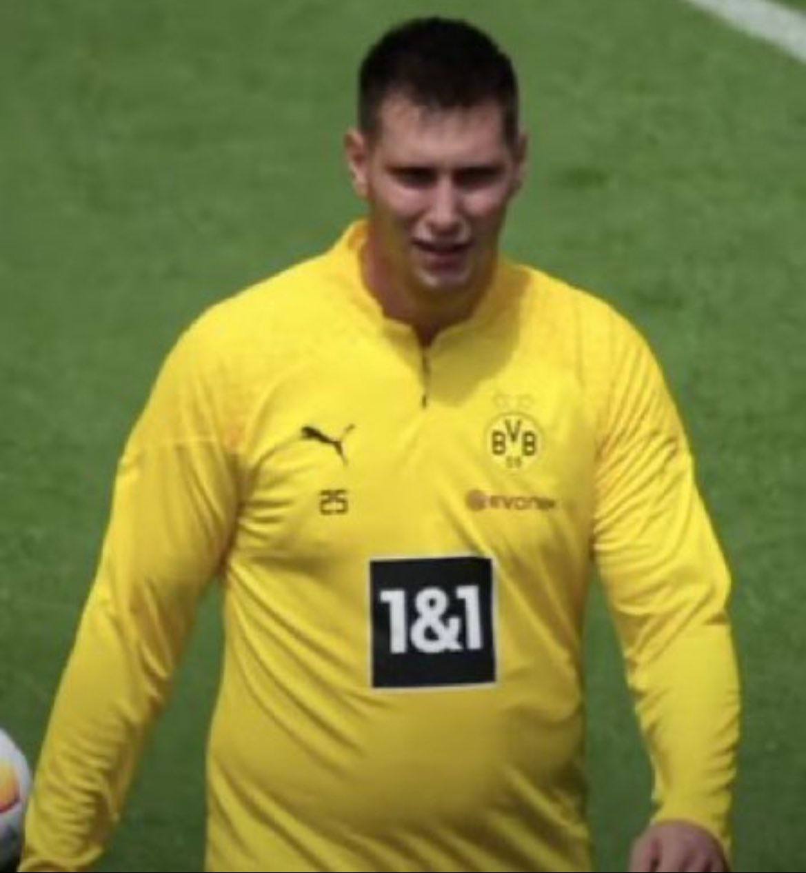 Niklas Sule jest grubym piłkarzem na treningu