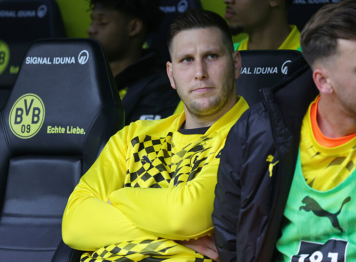 Niklas Sule siedzi na ławie rezerwowych