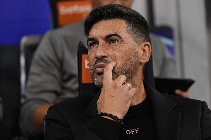 Paulo Fonseca siedzi na ławie trenera