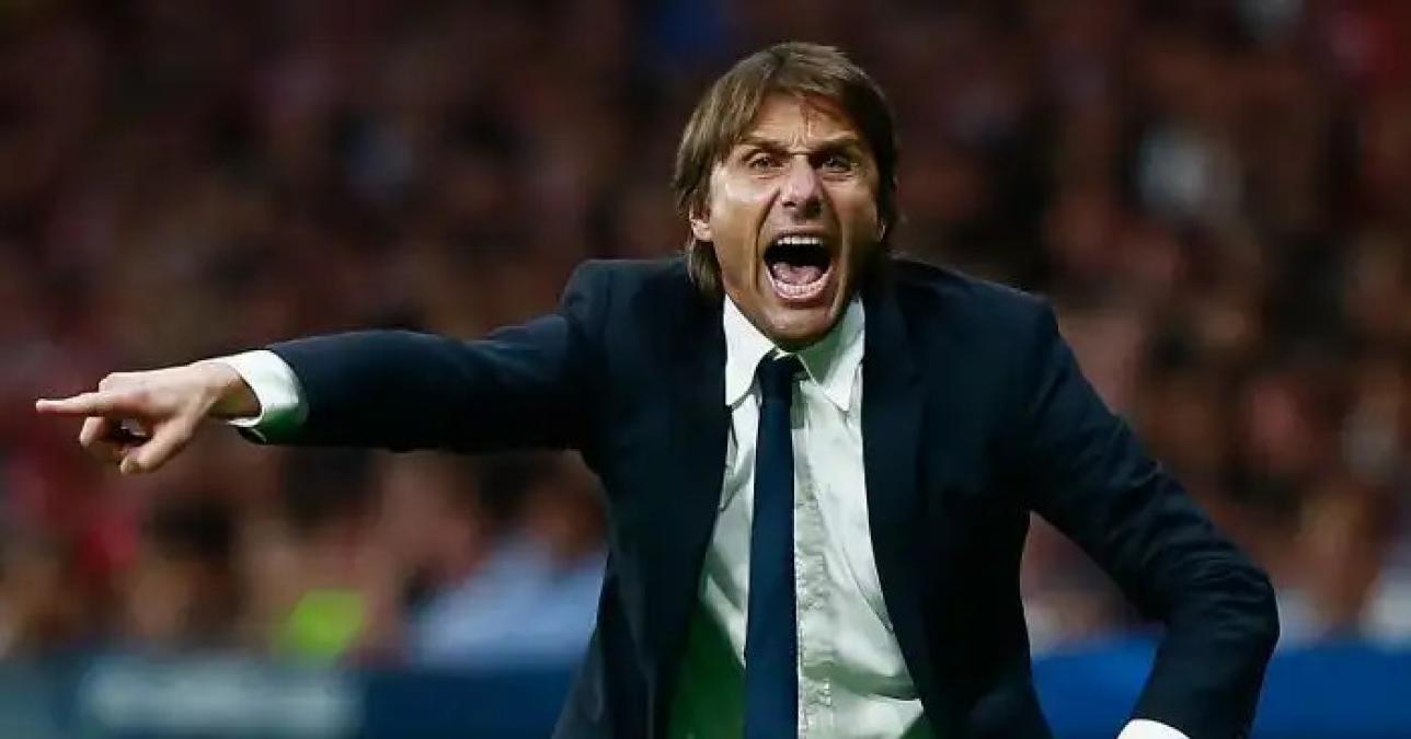 Antonio Conte pokazuje ręke