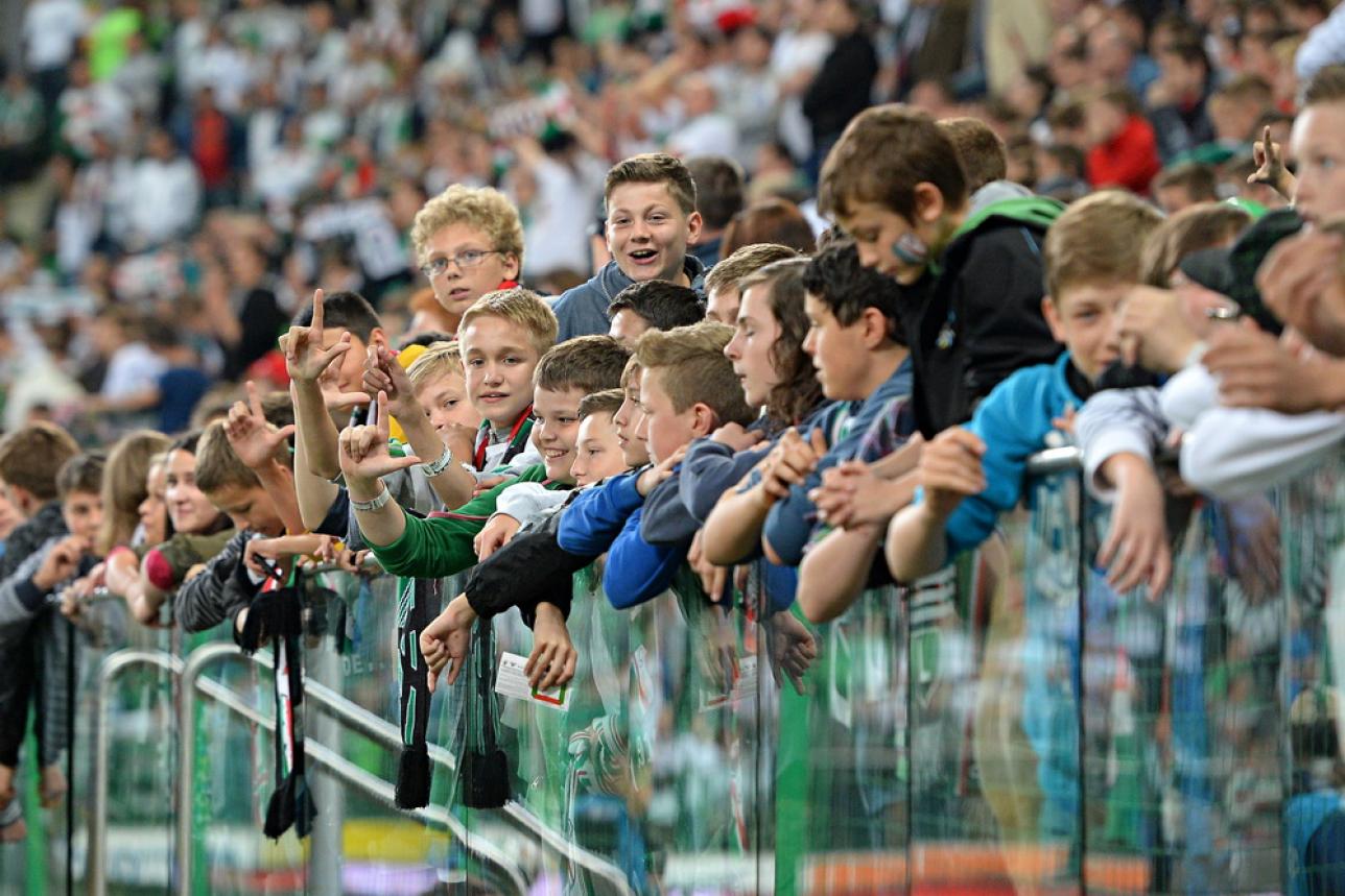 Kibice dzieci na stadionie Legii Warszawa