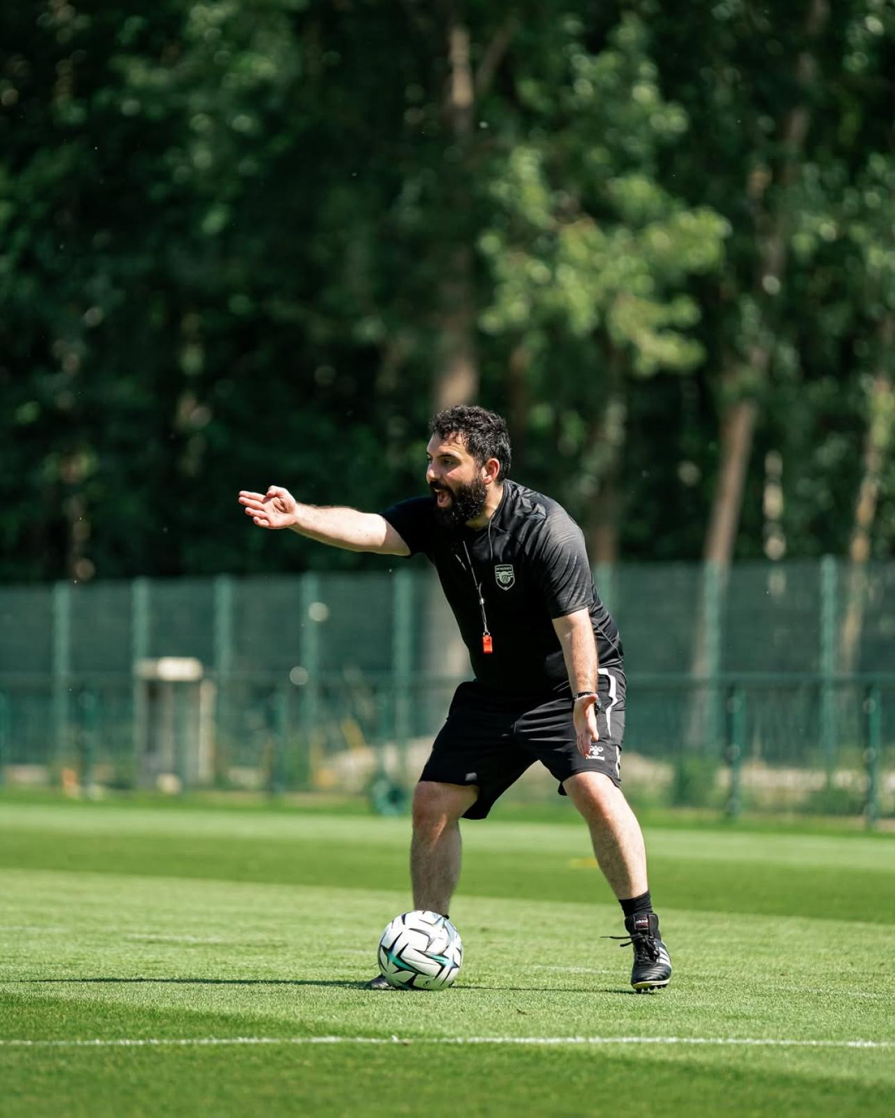 Goncalo Feio prowadzi trening